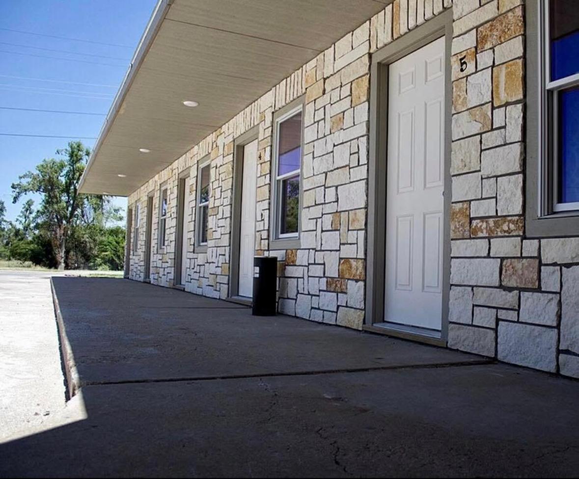 Baltzell Lodge Great Bend Esterno foto
