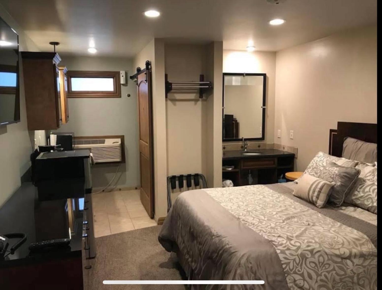 Baltzell Lodge Great Bend Esterno foto